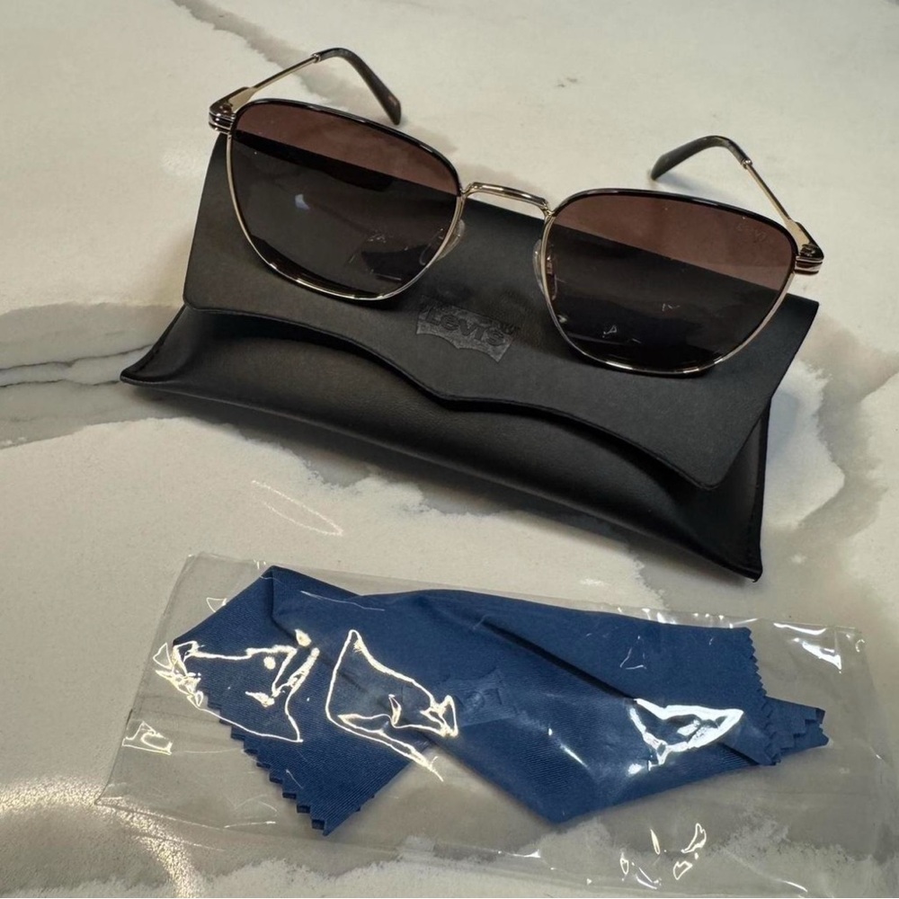 Levi's✨🖤🤍 Sunglasses with Black and Silver Accents